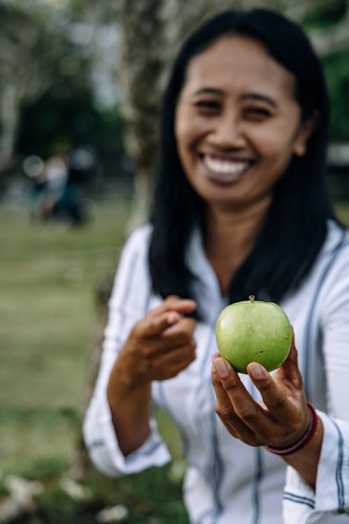 Fotobanka s bezplatnými fotkami na tému Apple, Ážijčanka, držanie