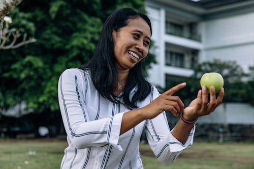 Kostnadsfri bild av äpple, asiatisk kvinna, frukt