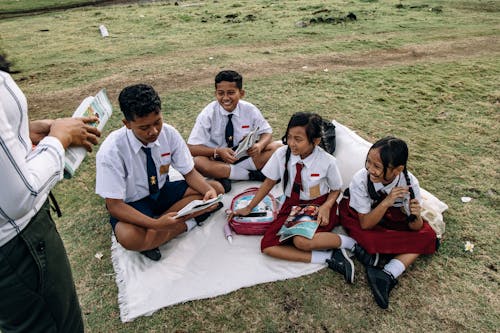 Gratis stockfoto met kids, lezen, scholieren