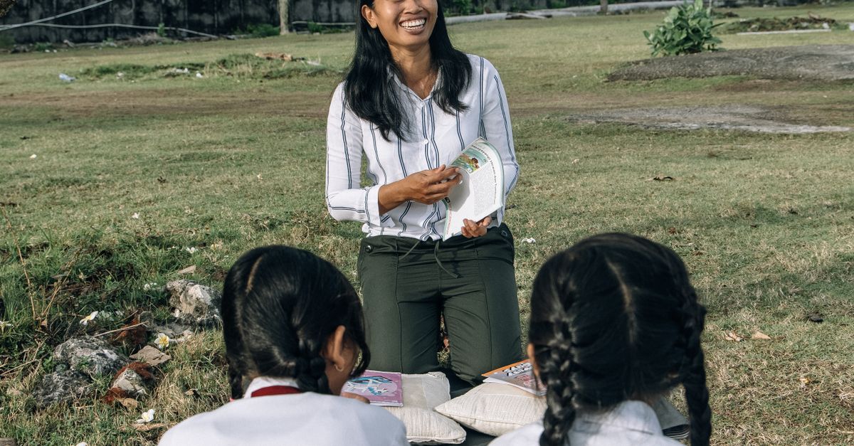 Having Classes Teacher and Students Having Class Outdoors · Free Stock Photo