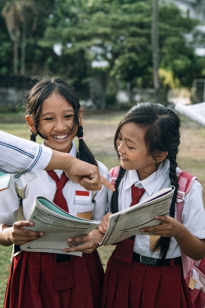 Siswa bermain di lapangan