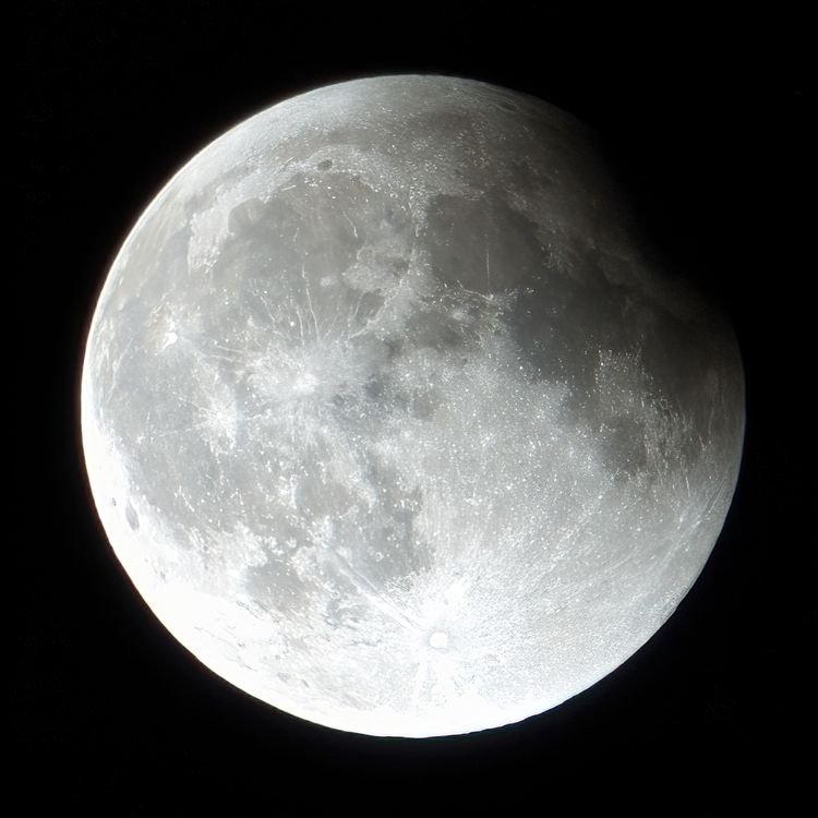 Close-Up Shot of a Full Moon · Free Stock Photo