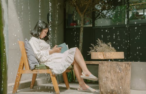 免费 读一本书时坐着的女人 素材图片