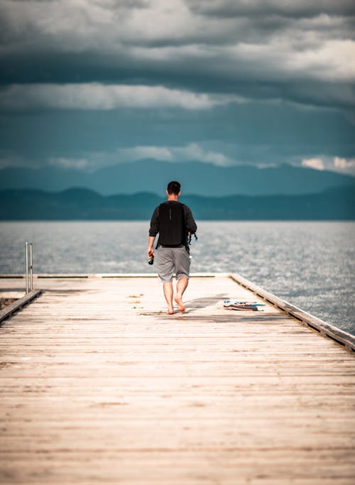 Gratis lagerfoto af barfodet, grå shorts, hav