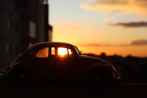 無料 おもちゃの車, フォルクスワーゲンビートル, 日没の無料の写真素材 写真素材