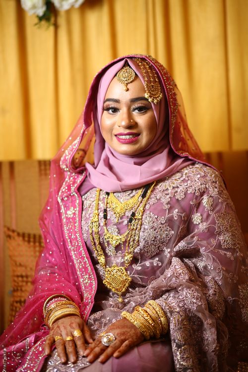 Free Indonesian bride in ornate traditional attire, showcasing cultural elegance. Stock Photo