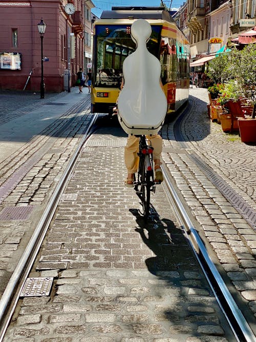 antrenman yaptırmak, Arnavut kaldırımlı sokak, bisiklet içeren Ücretsiz stok fotoğraf