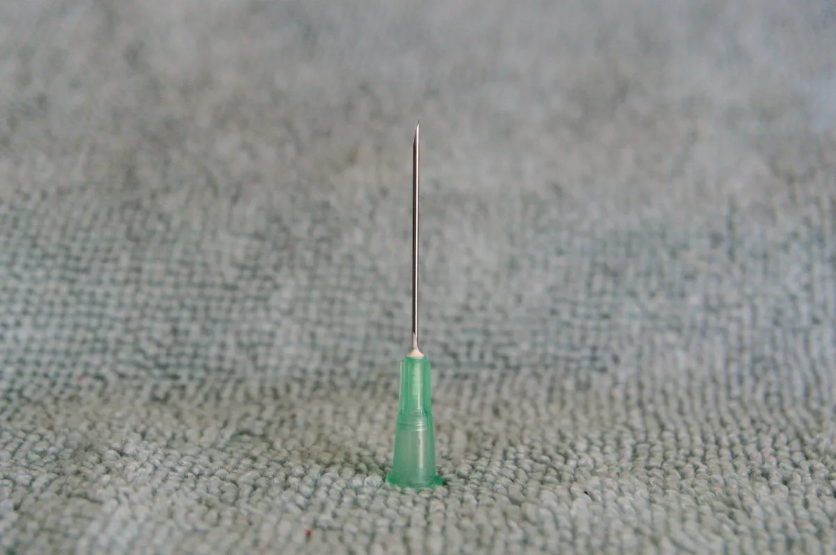 Eine feine Nadel für Microneedling in Wien, wichtig für Ihre Microneedling Erfahrungen.