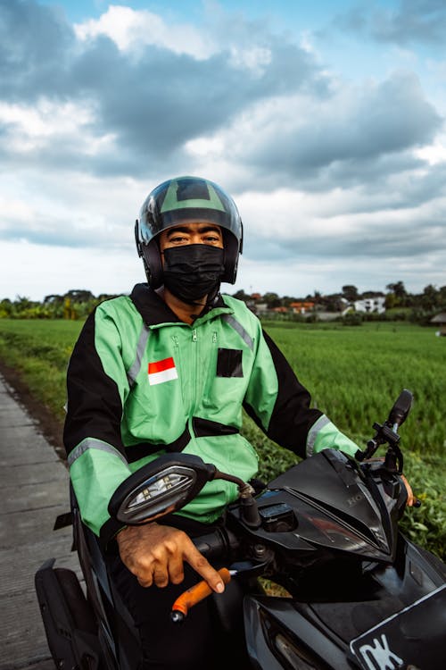 Gratis stockfoto met bewolkte lucht, brommer, gezichtsmasker