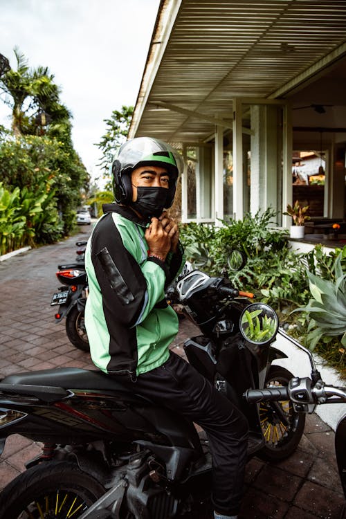 Gratis stockfoto met anoniem, biker, groen jack