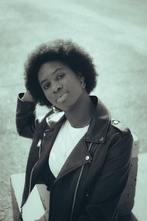 Ingyenes stockfotó afro haj, afro-amerikai nő, bőrkabát témában Stockfotó