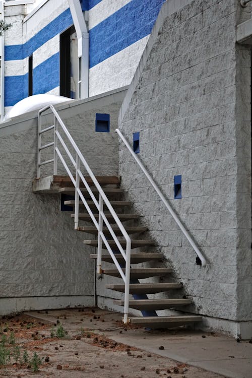 Darmowe zdjęcie z galerii z betonowa ściana, pionowy strzał, schody