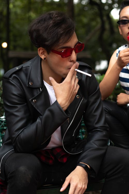 Gratis Immagine gratuita di fumando, fumatore, giacca di pelle nera Foto a disposizione
