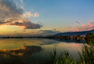 犹他州伍兹克罗斯平静的湖面上，美丽的日出倒映其中