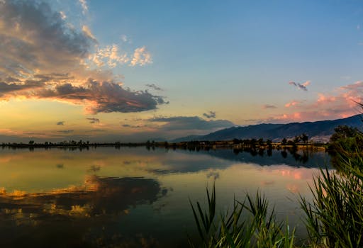 犹他州伍兹克罗斯平静的湖面上，美丽的日出倒映其中