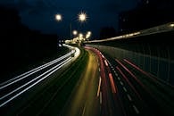 迷人的长曝光公路灯光照亮了夜空