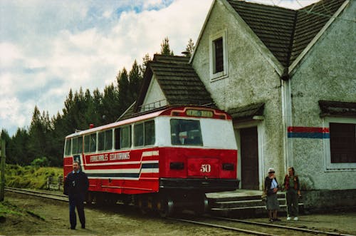 Foto profissional grátis de de pé, estação de trem, fechar-se