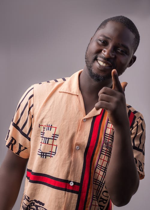 Foto profissional grátis de alegre, camisa polo, homem negro