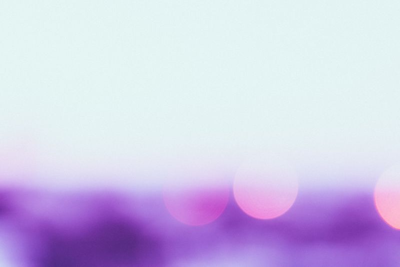 Dreamy pastel abstract bokeh with soft violet and pink hues, creating a tranquil and artistic atmosphere.