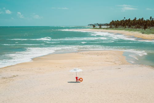 Free Beyaz Bir Güneşlik Ile Plajda Boş Cankurtaran Koltuğu Stock Photo
