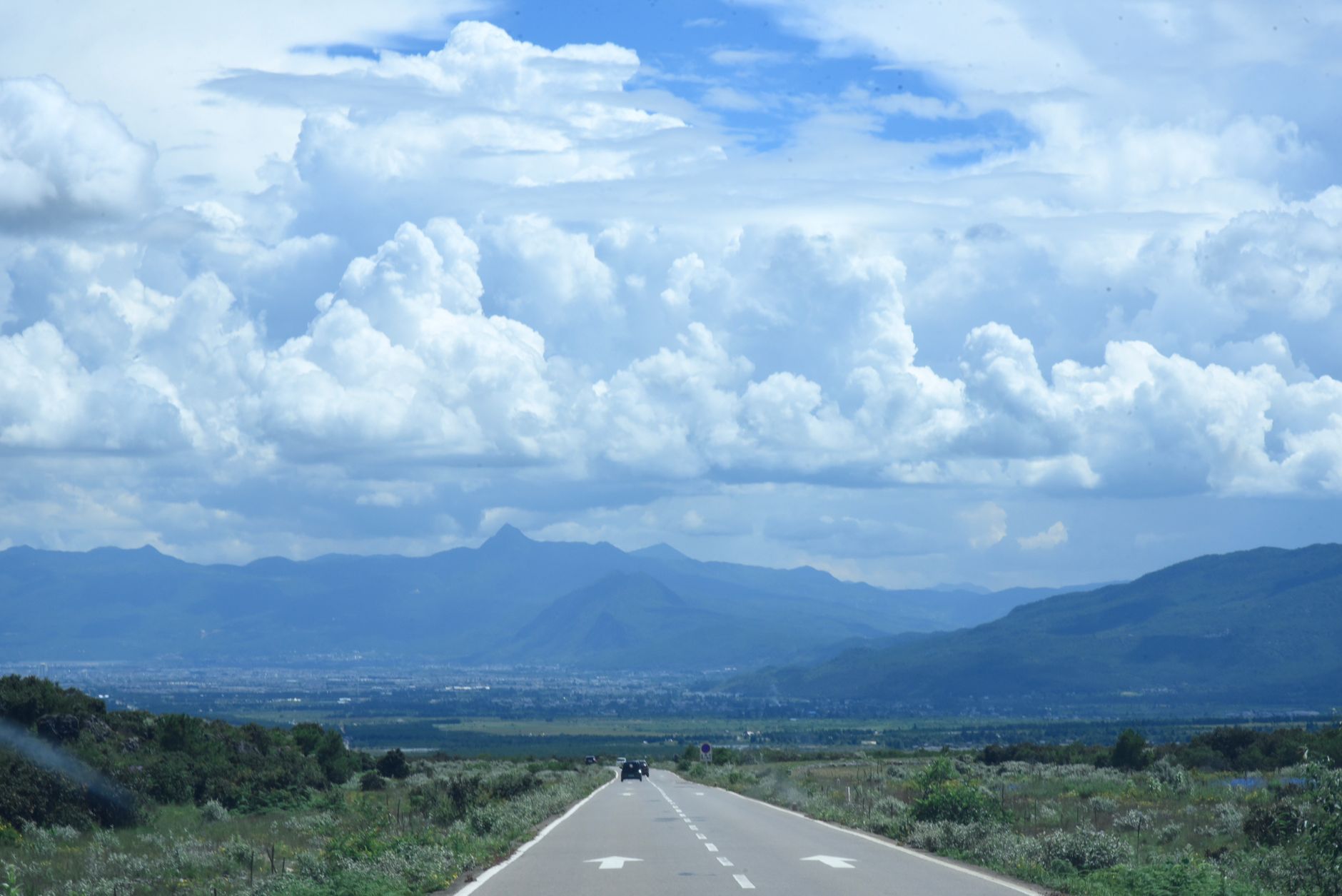 Yunnan highway bridges expressway mountain landscape — Photo by Kokyo K
