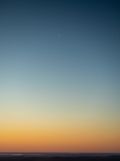 Darmowe zdjęcie z galerii z pionowy strzał, spektakularne niebo, świt