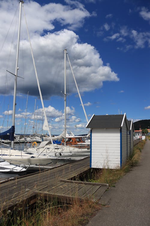 Бесплатное стоковое фото с вертикальный выстрел, гавань, лодки