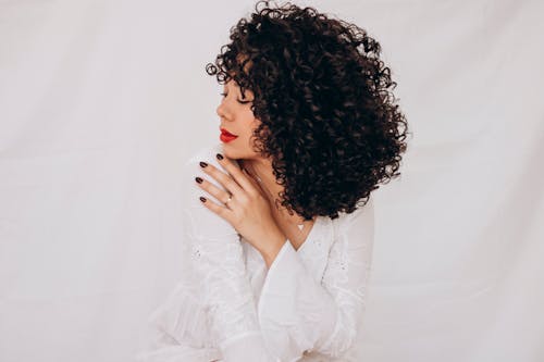 Foto profissional grátis de cabelo cacheado, camisa branca, delicado