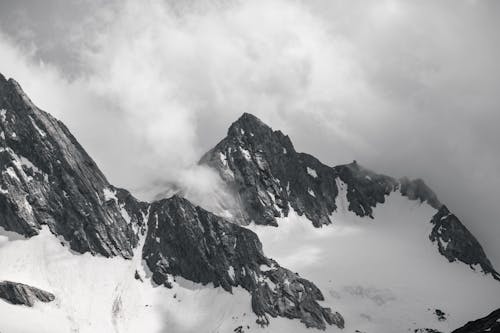 Free Snow Covered Mountain Under Cloudy Sky Stock Photo