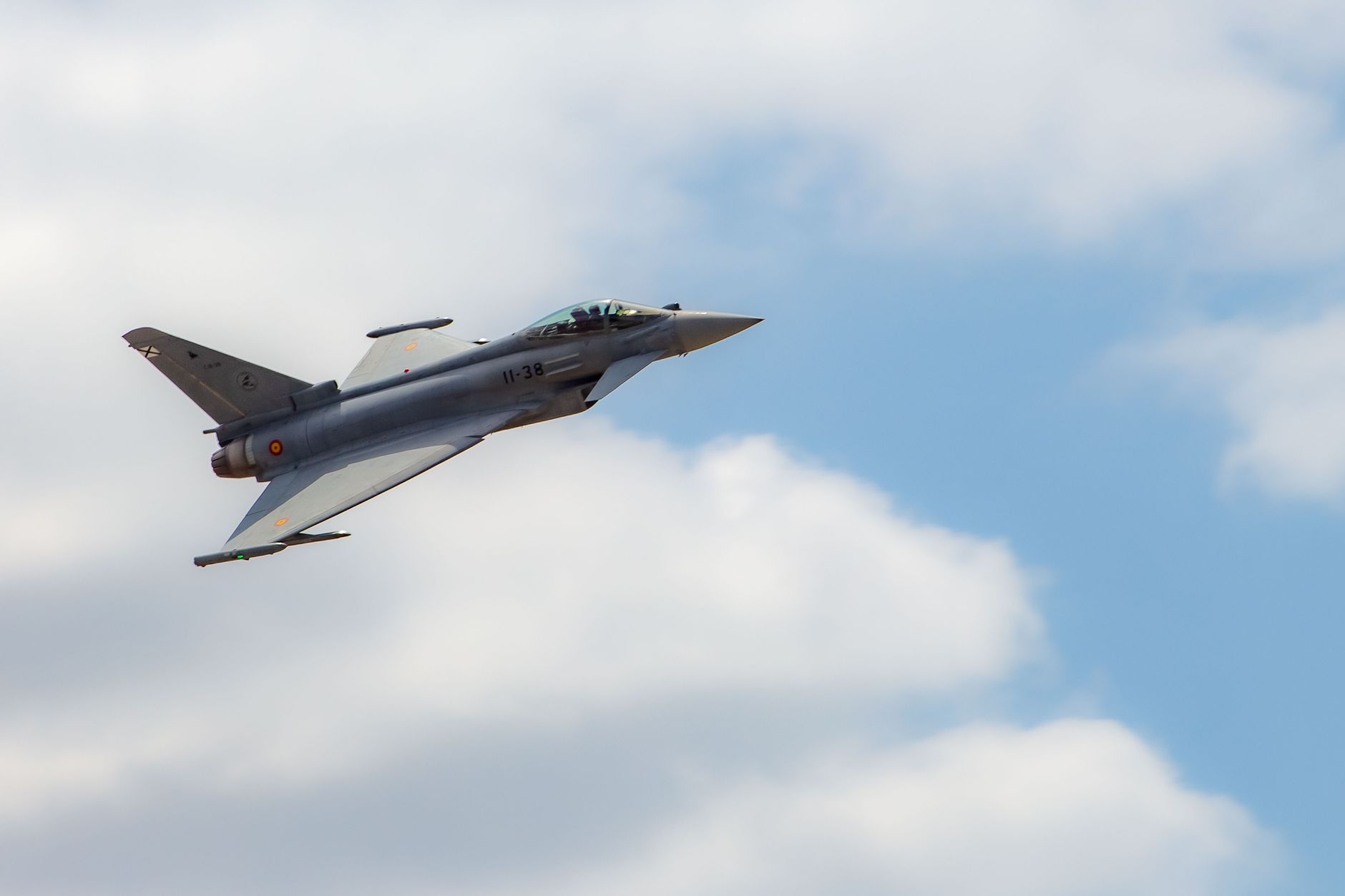 Starmer announces 4 jets, 2 helicopters deploy to Mideast.