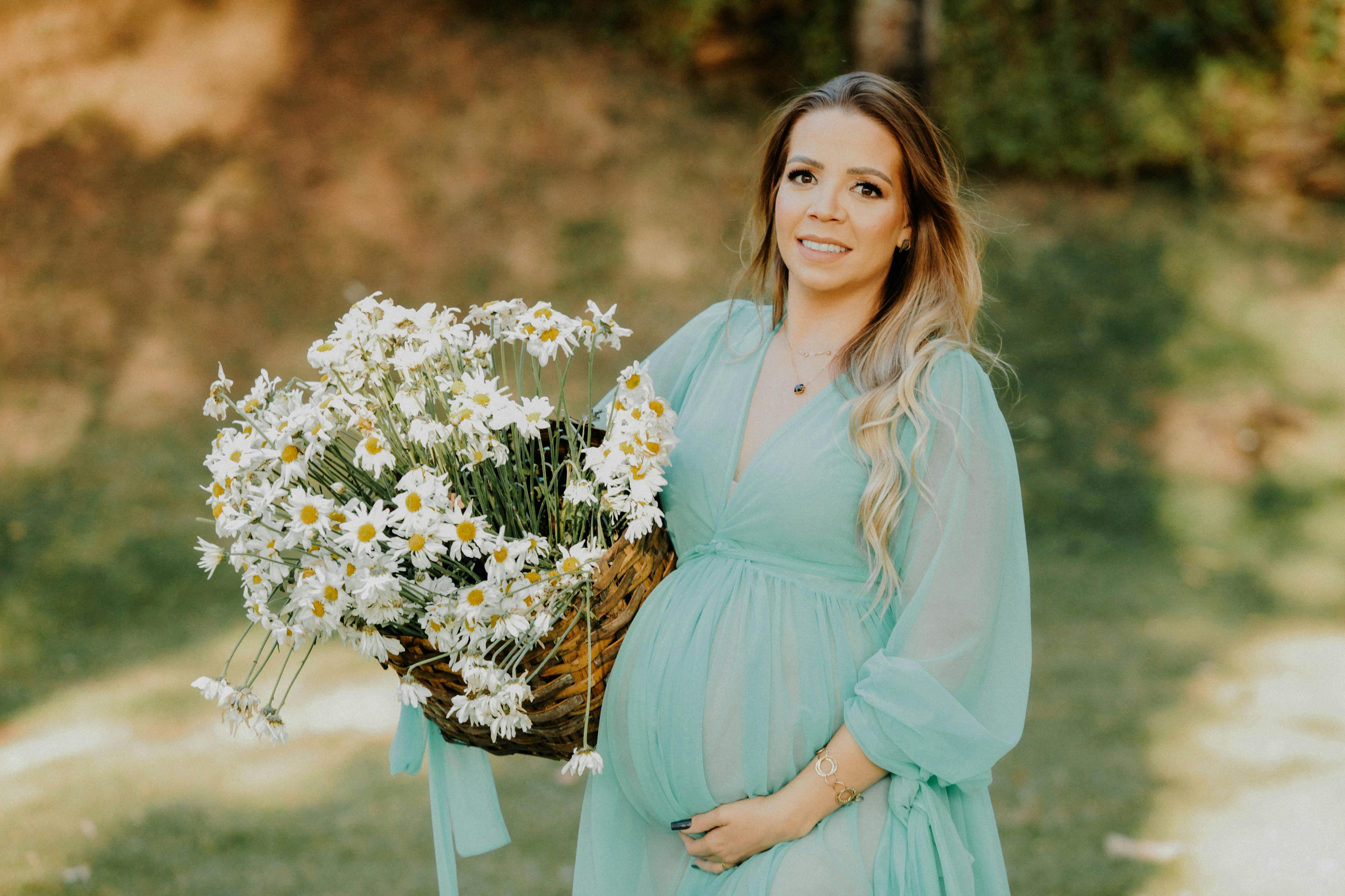 pregnant woman with flowers