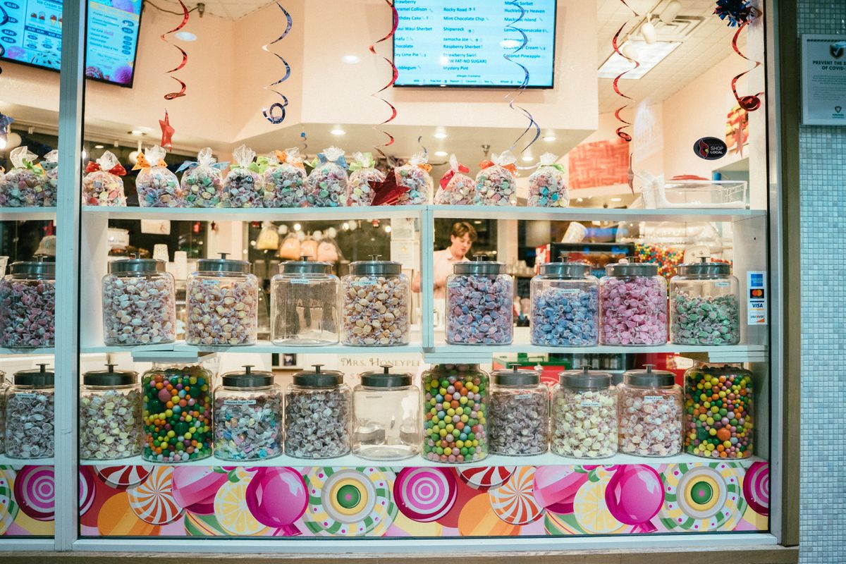 Exhibición de dulces en frascos, imagen de stock