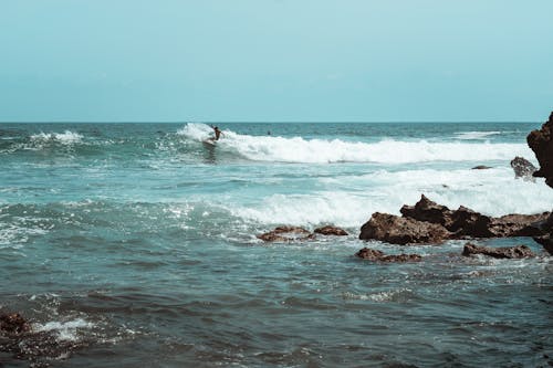 Foto stok gratis batu, berselancar, gelombang