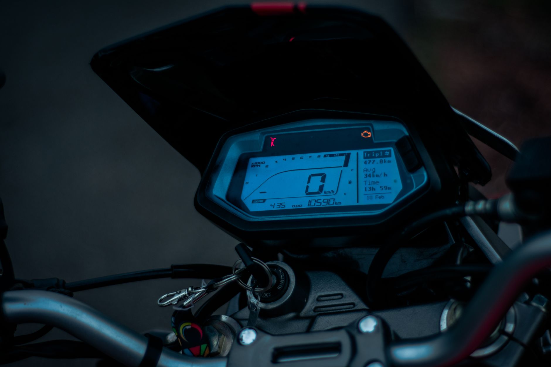 CFMoto con el testigo de motor encendido: cómo leer un código P013000 y qué revisar