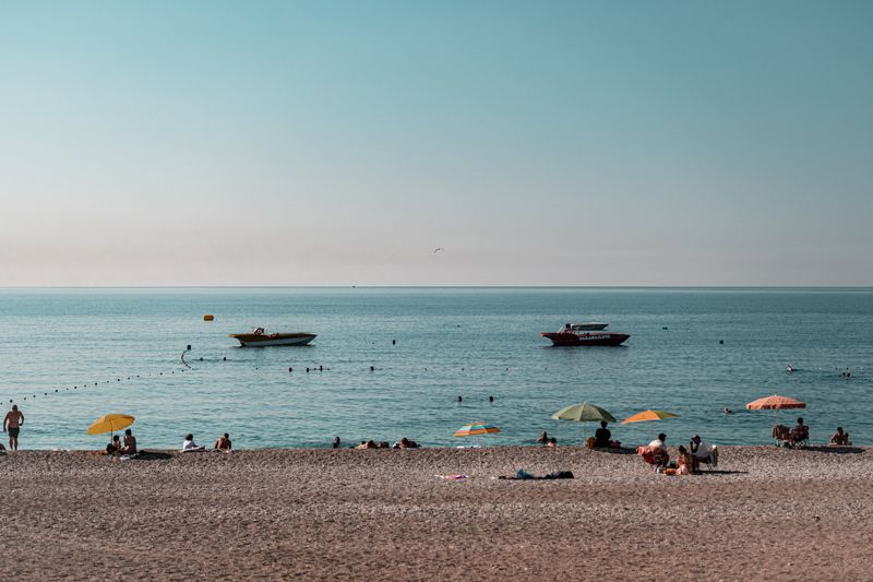 Plaža i suncobrani na moru tijekom ljetne sezone