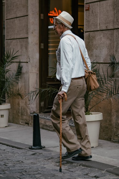 Gratis Immagine gratuita di anziano, bastone da passeggio, camminando Foto a disposizione