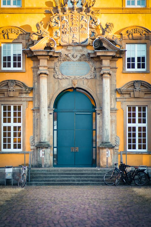 Free Yellow Building with Blue Door Stock Photo