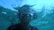 水肺潜水员沉浸于海洋的水下景观，捕捉水上冒险的本质