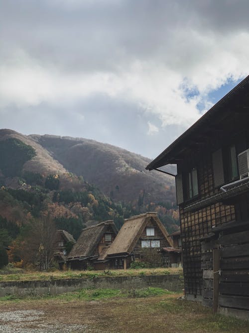 Fotobanka s bezplatnými fotkami na tému biele-oblaky, bungalov, chata