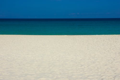 Бесплатное стоковое фото с белый песок, голубое небо, море
