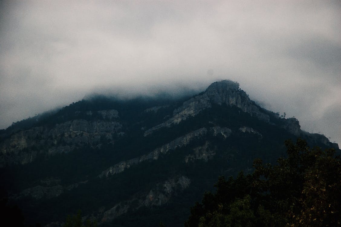 Berg Bedekt Met Wolken