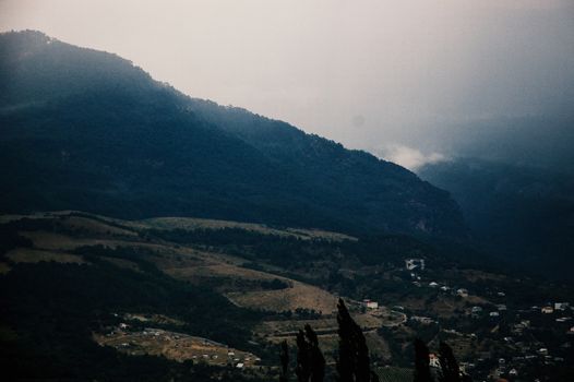 山间云雾缭绕，村庄散落，景色宁静