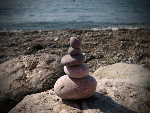 Darmowe zdjęcie z galerii z kamienie, morze, plaża