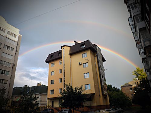 Darmowe zdjęcie z galerii z budynek, szare niebo, tęcza