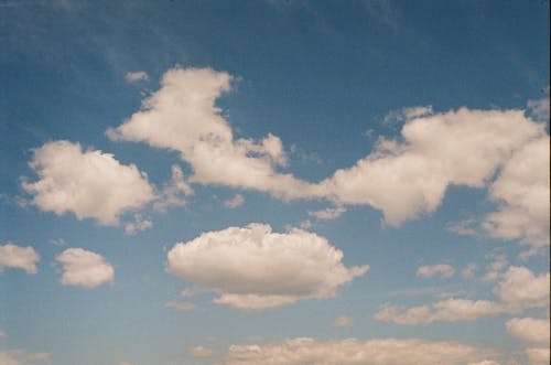 Бесплатное стоковое фото с белые облака, голубое небо, картина, изображающая небо