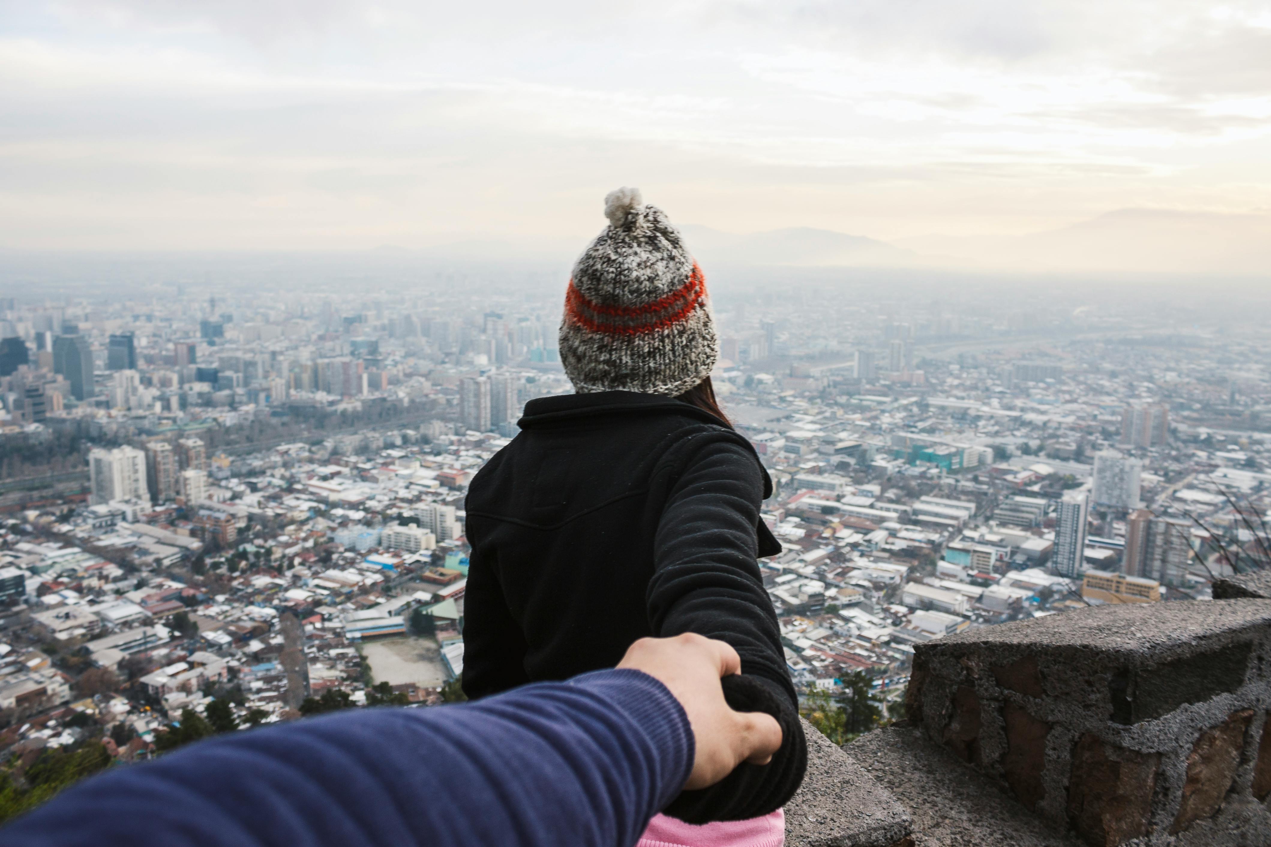 Man and woman holding hands. | Photo: Pexels