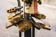 围栏上挂着的爱情锁象征着持久的感情