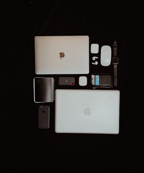무료 I Phone 12 Pro, I Phone 7 및 Apple Airpod가 탑재된 Macbook Pro M1 스톡 사진