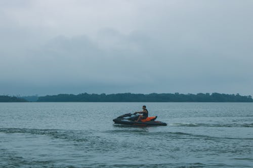 Ücretsiz adam, deniz, deniz aracı içeren Ücretsiz stok fotoğraf Stok Fotoğraflar