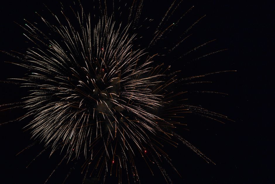 Fotomural Una explosión vibrante de fuegos artificiales iluminando el cielo nocturno, perfecta para celebrar eventos y fiestas.